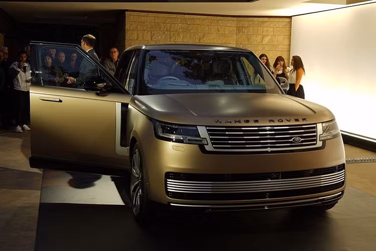 Khi đến đây, ngoài những hoạt động vui chơi, giải trí, khách hàng của Land Rover còn có cơ hội chiêm ngưỡng những chiếc xe phiên bản giới hạn mới như Range Rover SV Carmel Edition 2023. Ngoài ra, hãng Land Rover còn trưng bày cả xe Range Rover và Range Rover Sport mới tại đây. Khi mua Range Rover SV Carmel Edition 2023, khách hàng sẽ được tặng kèm 2 bộ gậy đánh golf của Titleist Performance Institute.