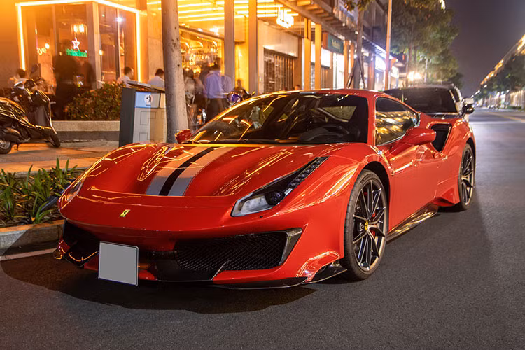 Tại thị trường Mỹ, giá xe Ferrari 488 Pista được chào bán với mức từ 350.050 USD (tương đương 8,13 tỷ đồng). Với cách tính thuế tại Việt Nam, ước tính chủ nhân chiếc "siêu ngựa" này sẽ phải bỏ ra số tiền không dưới 30 tỷ đồng để sở hữu và ra biển số.