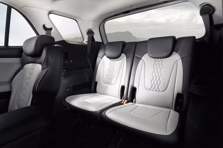 Bên trong xe là nội thất 3 hàng ghế được bọc bằng da phối 2 màu thanh lịch. Tuy nhiên, Hyundai Grand Creta 2022 tại Nam Phi không có phiên bản 6 chỗ như xe ở Ấn Độ.