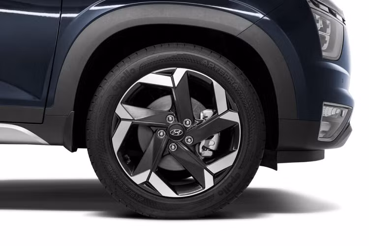 Ở bản tiêu chuẩn, Hyundai Grand Creta 2022 tại Nam Phi có những trang bị đáng chú ý như đèn pha LED tự động, tích hợp dải đèn LED định vị ban ngày, vành la-zăng 17 inch, ghế bọc da, điều hòa chỉnh tay đi kèm cửa gió điều hòa hàng ghế sau, tính năng mở cửa không cần chìa khóa, sạc điện thoại thông minh không dây, vô lăng tích hợp phím chức năng, bảng đồng hồ với màn hình 7 inch và màn hình thông tin giải trí dạng cảm ứng 8 inch, hỗ trợ Apple CarPlay/Android Auto.