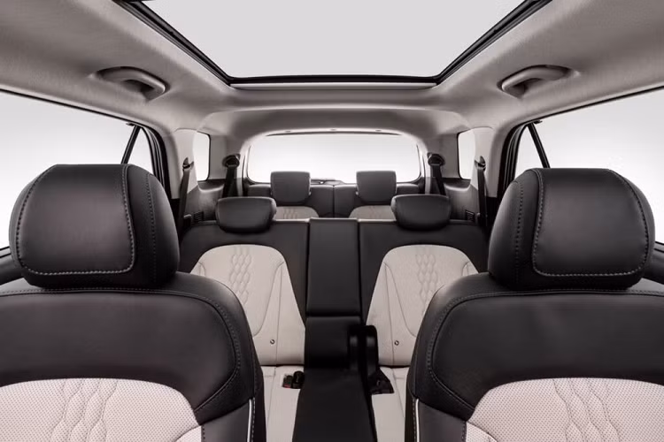Bên sườn, Hyundai Grand Creta 2022 có thiết kế khác với phiên bản 5 chỗ ở khu vực từ cột C trở về phía sau. Tại đây, chúng ta sẽ bắt gặp cửa sổ thứ ba riêng, không có trên Hyundai Creta 5 chỗ. Ngoài ra, mẫu crossover 7 chỗ này còn được trang bị nóc thẳng thớm thay vì dốc về phía sau như Hyundai Creta.
