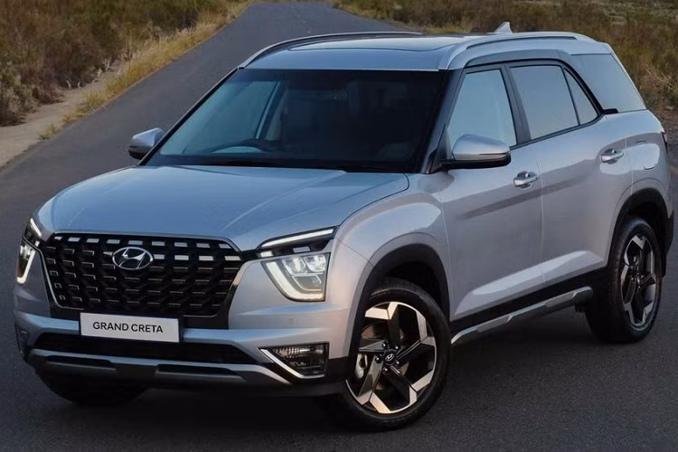 Theo đó, Hyundai Grand Creta 2022 sở hữu chiều dài 4.500 mm, chiều rộng 1.790 mm, chiều cao 1.675 mm, chiều dài cơ sở 2.760 mm và chiều cao gầm 200 mm. So với phiên bản 5 chỗ, Hyundai Grand Creta 2022 dài hơn 200 mm, cao hơn 45 mm và chiều dài cơ sở tăng 150 mm. Với chiều dài như trên, Hyundai Grand Creta 2022 đã lấp khoảng trống giữa 2 mẫu xe Creta 5 chỗ (4.300 mm) và Tucson (4.630 mm) tại thị trường Nam Phi. Thậm chí, mẫu xe này còn có chiều dài cơ sở nhỉnh hơn một chút so với Hyundai Tucson thế hệ mới (2.755 mm).
