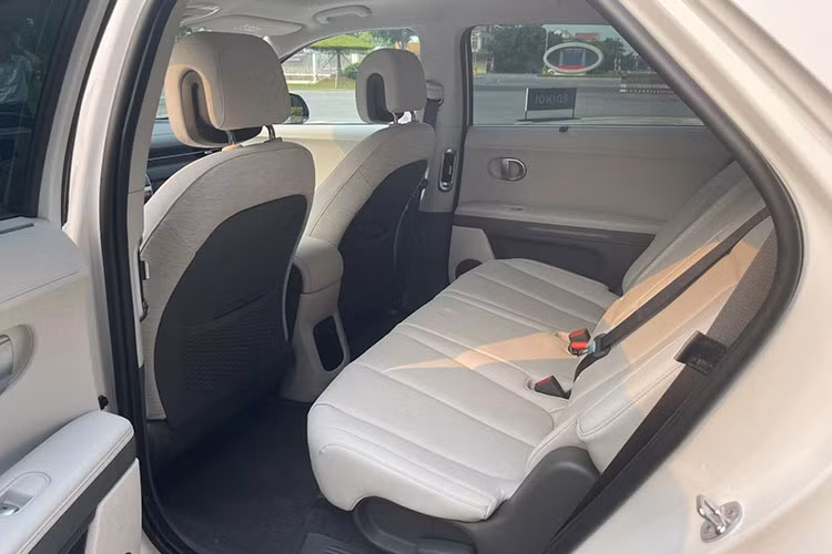 Hyundai IONIQ 5 được thiết kế theo phong cách tối giản. Xe được trang bị cặp màn hình có kích thước 12,3 inch nối liền, trang bị hệ thống âm thanh Bose cao cấp cùng các chuẩn hệ thống giải trí thời thượng nhất hiện nay như Android Auto/Apple Carplay cùng với camera 360 độ.