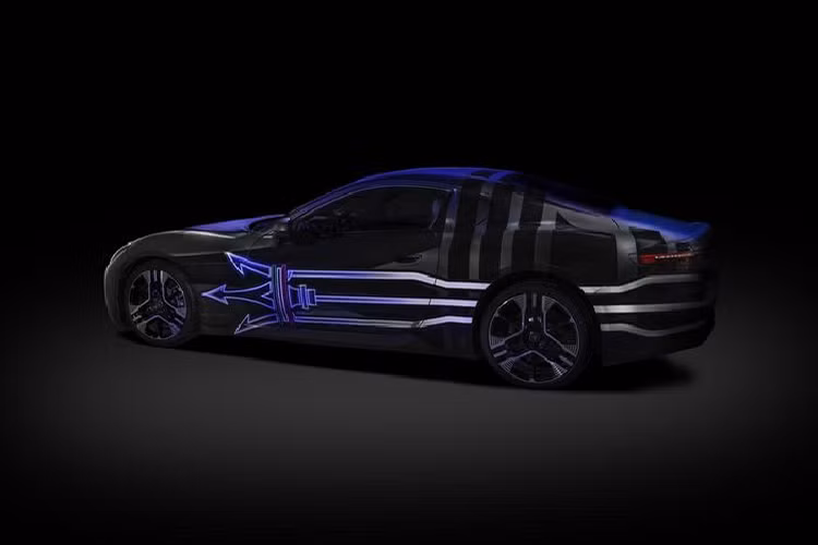 Maserati dự kiện sẽ tổ chức một sự kiện ra mắt đầy đủ vào năm 2023, nhưng những hình ảnh hé lộ mới có cung cấp cho chúng ta một cái nhìn thoáng qua về dáng vẻ của GranTurismo Folgore. Về cơ bản, nó vẫn áp dụng hình dạng GT quen thuộc với những đường nét thân vỏ uốn lượn mượt mà. Dĩ nhiên, vì ba bức ảnh vẫn cho thấy một chiếc xe bọc lớp vỏ ngụy trang bị che khuất trong bóng tối, nên chúng ta không thể nhìn rõ từng chi tiết cụ thể.