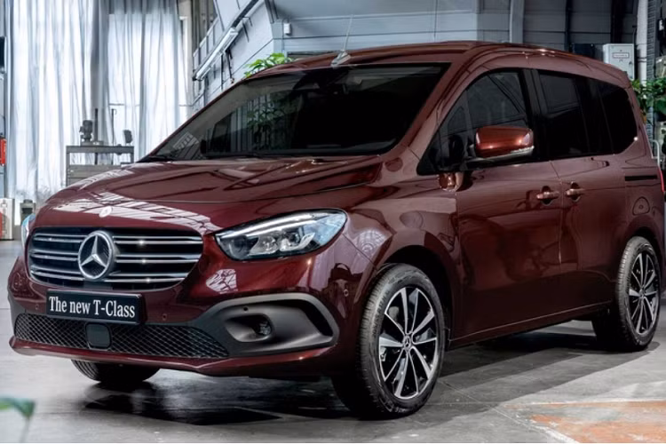  Mercedes-Benz T-Class 2023 mới sẽ có mặt tại châu Âu vào cuối năm nay với chiều dài cơ sở tiêu chuẩn, cùng 2 phiên bản trang bị là Style và Progressive. Xe chia sẻ nền tảng với mẫu MPV giá rẻ Renault Kangoo.