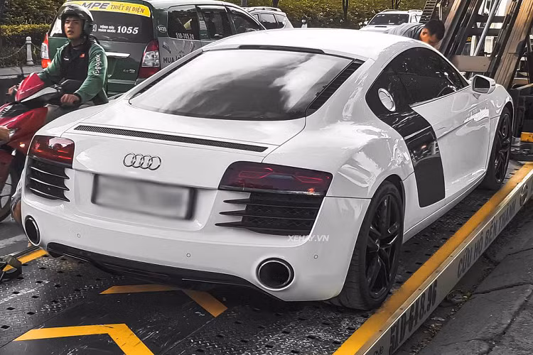 Audi R8 V8 động cơ V8 phun xăng trực tiếp FSI dung tích 4.2L cho công suất 420 mã lực và mô-men xoắn cực đại 430 Nm, siêu xe có thể tăng tốc 0 - 100km/h trong 3,9 giây trước khi cán tốc độ tối đa 316 km/h.