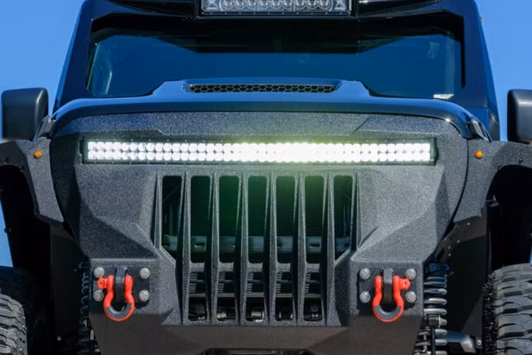 Ngoài diện mạo hầm hố khác biệt hoàn toàn so với Gladiator tiêu chuẩn, chiếc Jeep Gladiator Apocalypse độ 6x6 này còn được nâng cấp ở hệ truyền động, với động cơ V8 dung tích 6.4L - mượn từ Dodge Charger và Challenger R/T Scat Pack.