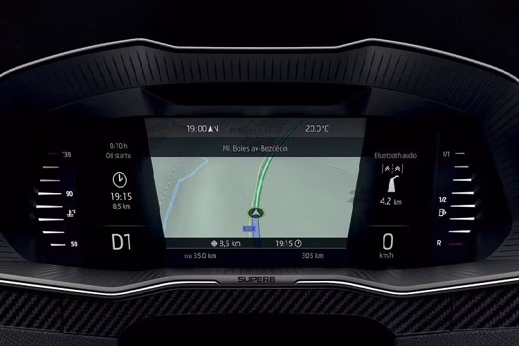 Khác với xu hướng thịnh hành trong làng ô tô hiện nay, Skoda Superb không được trang bị màn hình thông tin giải trí đặt nổi trên mặt táp-lô. Thay vào đó, màn hình này đặt khá thấp, bên dưới cửa gió điều hòa trung tâm cỡ lớn. Dưới màn hình trung tâm là dãy phím cơ học và 3 núm xoay để chỉnh điều hòa. Ngoài ra, hãng Skoda còn bố trí 2 hàng nút bấm cơ học khác xung quanh bệ cần số. Trang bị nội thất của xe sẽ thay đổi theo 4 phiên bản, bao gồm Ambition, Style, L&amp;K và Sportline.