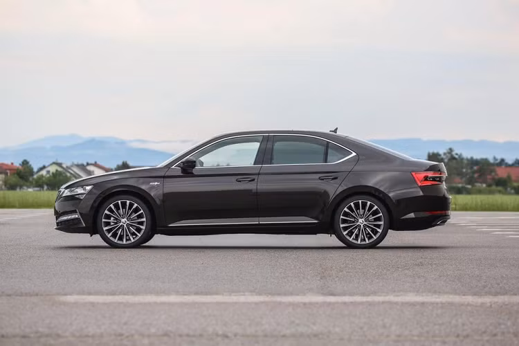 Trong những bài viết trước, chúng ta đã cùng tìm hiểu về 3 mẫu xe Skoda sắp bán ở Việt Nam là Karoq, Kodiaq và Octavia. Trong bài viết này, sẽ đến lượt Skoda Superb được "mổ xẻ". Nếu như Skoda Octavia là sedan hạng C thì Superb lại sở hữu kích thước lớn hơn và được định vị trong phân khúc hạng D. 