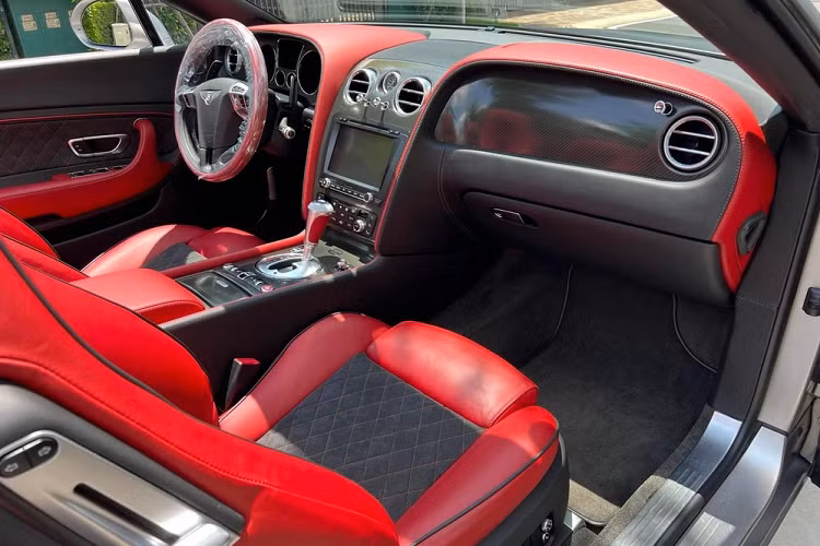 Được biết, sau khi mua lại chiếc xe thể thao Bentley Continental SuperSports Convertible, ông chủ của showroom bán siêu xe quận 5 mất 2 tuần để dọn lại sạch sẽ chiếc xe mui trần đẹp mắt này. Ngoại thất xe sơn màu xám nhám cùng bộ mâm 5 chấu kép sơn đen kết hợp kẹp phanh màu xanh nổi bật.