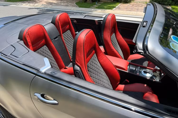Xe thể thao mui trần siêu sang Bentley Continental SuperSport Convertible đời 2011 độc nhất Việt Nam mới đổi biển số sang Sài thànhđến từ động cơ W12, dung tích 6.0 lít, sản sinh công suất tối đa 621 mã lực và mô-men xoắn cực đại 800 Nm.