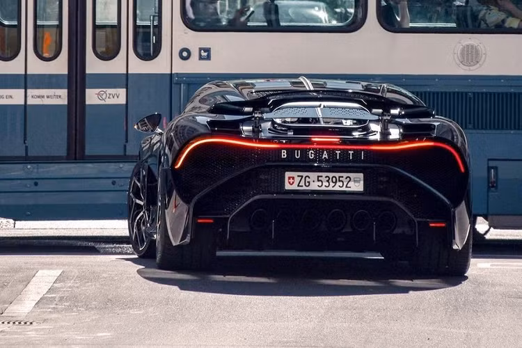 Chủ nhân của siêu xe Bugatti La Voiture Noire được giấu kín dù truyền thông quốc tế từng đưa ra tin đồn cầu thủ Cristiano Ronaldo hay Hoàng tử Ả-Rập có tên Badr bin Saud sở hữu