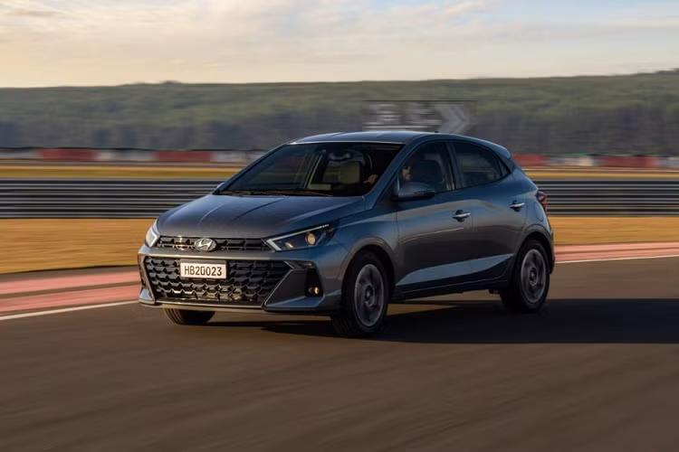 Dù dùng động cơ nào thì Hyundai HB20 2023 cũng là xe dẫn động cầu trước. Giá xe Hyundai HB20 2023 tại thị trường Brazil khởi điểm từ 79.290 Real (khoảng 347 triệu đồng). Xe là đối thủ của Fiat Argo, Volkswagen Polo Track và Chevrolet Onix ở thị trường Nam Mỹ này.