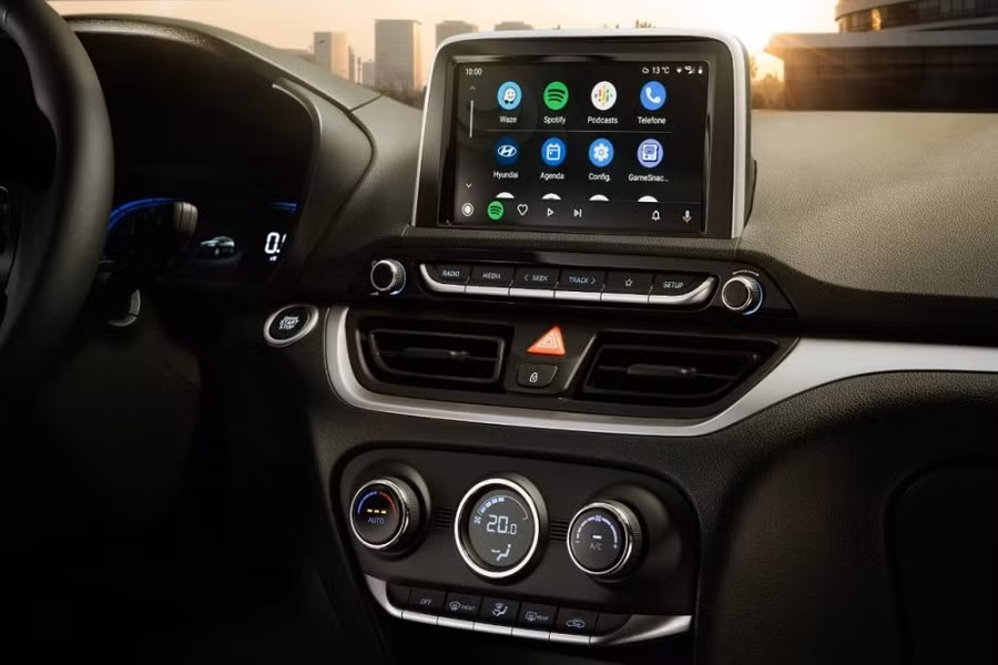 Vì là phiên bản nâng cấp giữa vòng đời nên Hyundai HB20 2023 không thay đổi thiết kế bên sườn, trừ vành la-zăng. Ở bản cao cấp Platinum Plus, mẫu xe hatchback hạng B này dùng vành hợp kim 16 inch, nằm trong lốp 195/55 R16.