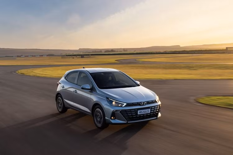 Hyundai HB20 là mẫu xe hạng B đã lần đầu tiên trình làng ở thị trường Brazil vào năm 2012 với 3 phiên bản, bao gồm hatchback, sedan (HB20S) và giả SUV (HB20X). Đến năm 2019, mẫu xe này đã được bổ sung thế hệ thứ hai. Hiện nay, Hyundai HB20 là mẫu xe du lịch bán chạy hàng đầu tại thị trường Brazil. Để duy trì sức hấp dẫn của mẫu xe này, Hyundai HB20 2023 mới thế hệ thứ hai tiếp tục được ra mắt.