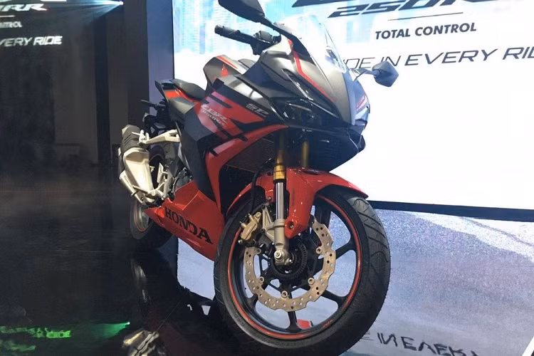 "Indonesia là thị trường đầu tiên mẫu xe môtô Honda CBR250RR mới ra mắt. Thông qua đó, ý tưởng kiểm soát toàn diện cũng được giới thiệu với người dùng ở phân khúc này", ông Keiichi Yasuda, Chủ tịch của Honda Indonesia, phát biểu trong sự kiện ra mắt xe tại nhà máy ở Karawang. Sự kiện có sự tham gia của tay đua người Indonesia Andi Farid Izdihar hay Andi Gilang, hiện đang thi đấu cho đội Honda Team Asia.