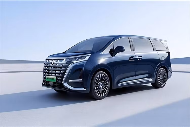 Được thành lập vào năm 2010, Denza là thương hiệu liên doanh giữa 2 hãng BYD và Mercedes-Benz, chủ yếu tập trung vào ô tô điện hạng sang. Mới đây, Denza đã tung ra mẫu MPV cỡ lớn mang tên D9 tại thị trường Trung Quốc. Không làm người tiêu dùng Trung Quốc mất công chờ đợi, Denza D9 2023 mới sở hữu kích thước lớn, thiết kế ngoại thất ấn tượng và trang bị ngập tràn.