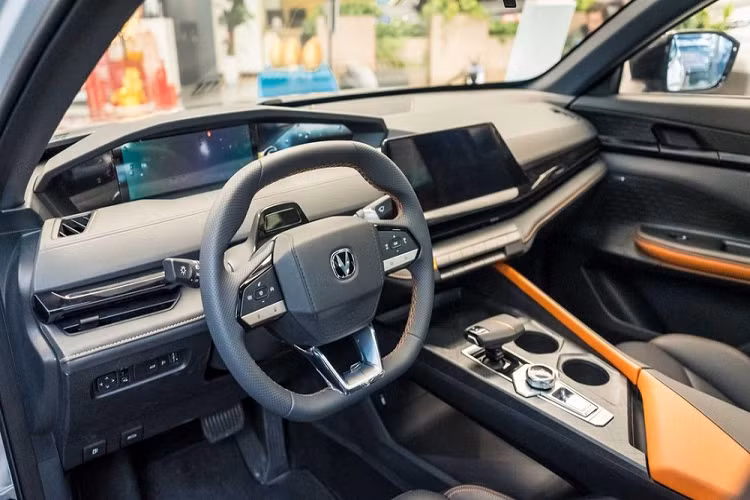 Bên trong cabin, chúng ta thậm chí còn cảm nhận được nguồn cảm hứng Peugeot hơn nữa, đặc biệt là sau khi nhìn thấy mặt táp lô "hai tầng rõ rệt" với vô lăng hình bầu dục nhỏ. Nội thất của UNI-V có trang bị tới 4 màn hình - 2 màn hình nhỏ bên cạnh 1 màn hình bảng đồng hồ và 1 màn hình khác trên cụm điều khiển trung tâm dành cho hệ thống thông tin giải trí. Từ những gì chúng ta có thể thấy trong video, chất lượng vật liệu nội thất cũng có vẻ tốt và khá đẹp.