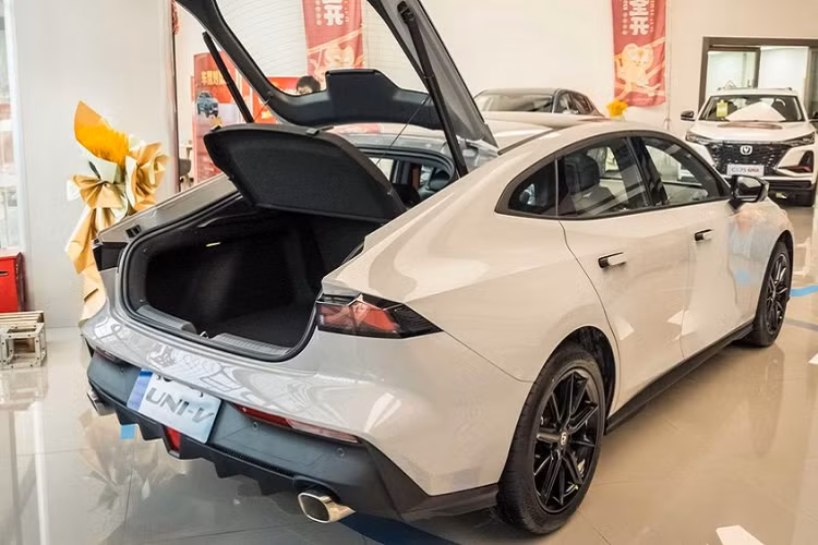 Nhìn từ bên sườn, Changan UNI-V 2022 giá rẻ trông rất giống một chiếc kiểu liftback (biến thể của hatchback) với đường mái dốc và cửa sổ lớn phía sau. Đằng sau nó là một cánh gió được điều khiển điện tử. Phần đuôi xe có đèn LED chiếu sáng kéo dài từ bên này sang bên kia, và bộ khuếch tán gió lớn với hai ống xả tích hợp. Nhìn chung, nó là một mẫu xe có kiểu dáng trơn mượt và hiện đại với một số ảnh hưởng từ các nhà sản xuất xe châu Âu, bao gồm Peugeot và Audi.