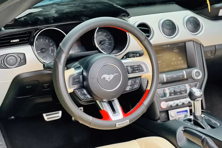 Theo người đăng tin rao bán, mức giá để trải nghiệm chiếc xe thể thao mui trần Ford Mustang Convertible đời 2015 độ cửa cắt kéo này là 1,85 tỷ đồng, số tiền này chưa bao gồm chi phí sang tên và đổi biển số nếu như người mua ở các tỉnh thành khác.