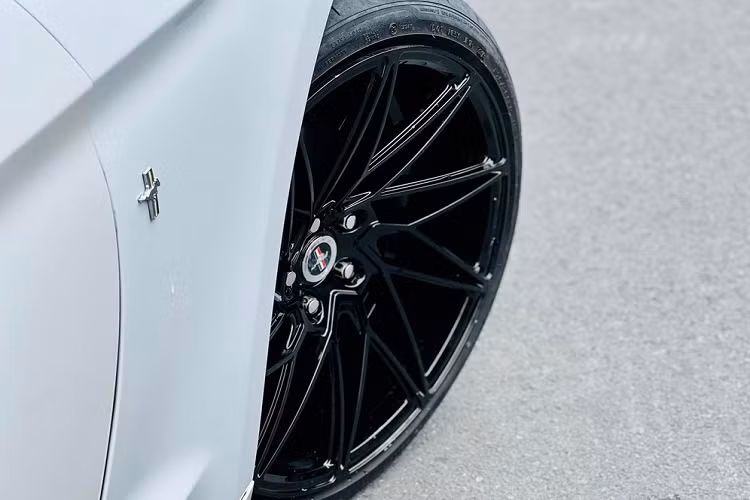 So với thời điểm mới về nước có giá trên 2,5 tỷ đồng, những chiếc xe Ford Mustang Convertible giờ đây giữ giá khá tốt. So với phiên bản Coupe, Ford Mustang Convertible 2015 có phần mái nhà bằng mui mềm nên chỉ mất gần 20 giây là trở thành bản mui trần. Chiếc mui mềm này khi được hạ xuống sẽ được cất gọn gàng vào khoang chứa phía sau xe.