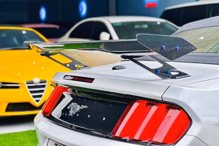 Tuy nhiên, loại cửa cắt kéo được lắp ráp trên xe thể thao Ford Mustang Convertible đời 2015 không thể mở dựng đứng "1 phát ăn ngay" như các siêu xe nhà Lamborghini mà vẫn được mở ngang 1 góc nhất định rồi mới đẩy lên vuông góc như cửa cắt kéo.