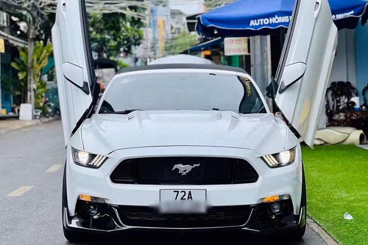 Ngoại hình chiếc xe mui trần Ford Mustang này được sơn màu trắng và có trang bị bộ body kit khá hầm hố với nắp capô mới, ngoài ra là cản va trước, nẹp sườn và khuếch tán sau nằm trong bản độ cá tính đã được sơn tông đen đối lập. Chưa dừng lại đó, chiếc xe này còn được thay lưới tản nhiệt mới so với nguyên bản và độ thêm cánh gió đuôi carbon. Cuối cùng là bộ mâm ACE nguyên bản có 2 màu tương phản này được sơn đen.