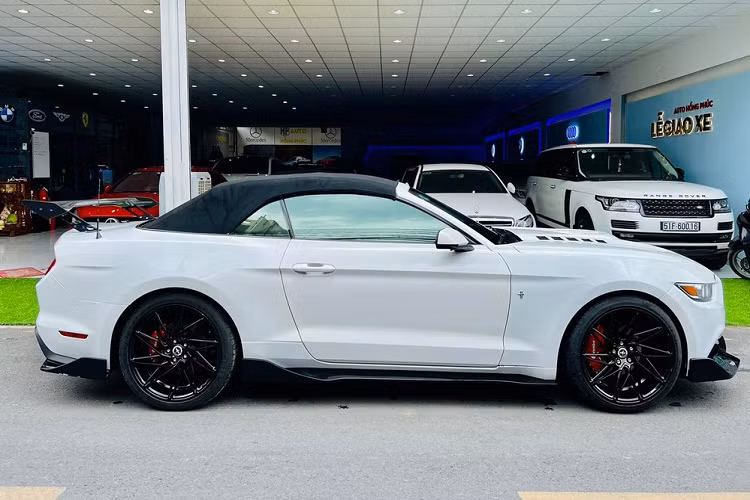 Điểm làm nên sự thú vị cho chiếc xe thể thao mui trần Ford Mustang Convertible 2015 mang biển số tỉnh Bà Rịa - Vũng Tàu chính là việc chủ xe đã loại bỏ cửa mở ngang nguyên bản của xe để lắp loại cửa cắt kéo theo phong cách những chiếc siêu xe sử dụng động cơ V12 như Diablo, Murcielago hay Aventador.