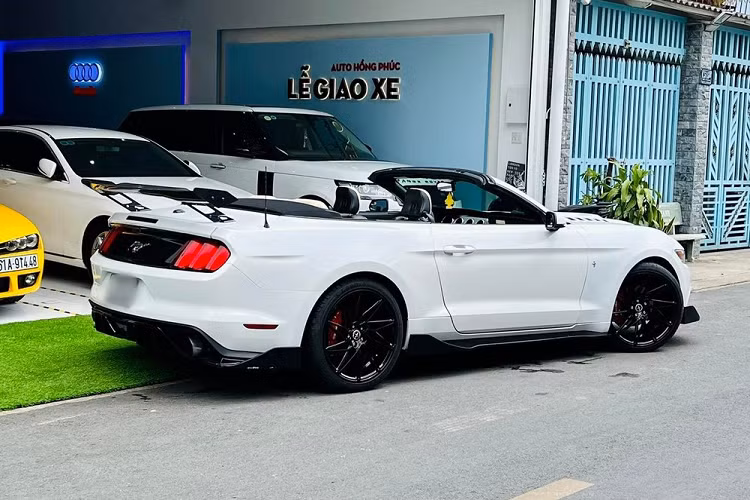Ford Mustang mui trần độ khủng vẫn được trang bị động cơ EcoBoost, 4 xi-lanh, tăng áp, dung tích 2,3 lít, sản sinh công suất tối đa 310 mã lực tại vòng tua máy 5.500 vòng/phút và mô-men xoắn cực đại 434 Nm tại vòng tua 3.000 vòng/phút. Động cơ được truyền tới bánh thông qua hộp số tự động 6 cấp, nhờ đó, Ford Mustang Convertible thế hệ 6 mất khoảng 5,9 giây để tăng tốc lên 100 km/h từ vị trí xuất phát trước khi đạt vận tốc tối đa 233 km/h.