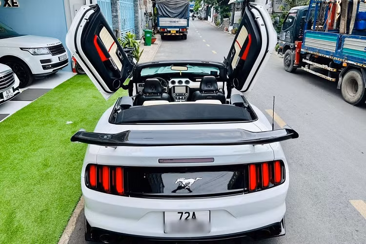 Trong đó, tin tức rao bán chiếc Ford Mustang Convertible đời 2015 mang biển số tỉnh Bà Rịa - Vũng Tàu đã nhận được sự quan tâm của không ít tay chơi tốc độ cũng như những người hâm mộ dòng xe thể thao có logo "ngựa hoang".