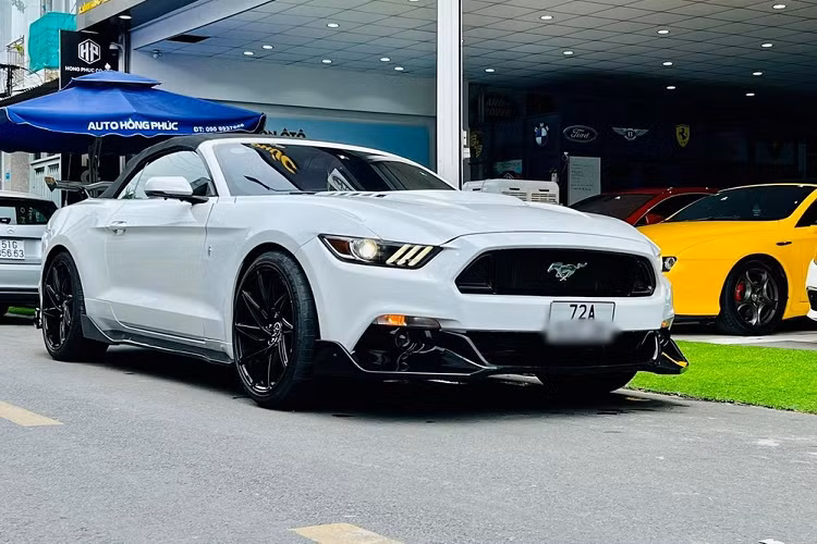 Số lượng dòng xe thể thao Ford Mustang thế hệ thứ 6 đang có mặt tại Việt Nam ước tính đã trên 50 chiếc nhưng hầu hết đều thuộc bản Coupe, trong khi đó, phiên bản mui trần được cho không quá 15 xe nên mỗi tin rao bán về Ford Mustang Convertible hàng hiếm luôn nhận được sự quan tâm không nhỏ của giới chơi xe trong nước.