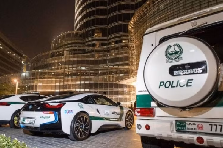 “Tâm điểm” trong dàn xe sang của cảnh sát Dubai là mẫu Aston Martin One-77 phiên bản giới hạn. Siêu xe này có mức giá lên tới 11 triệu AED (khoảng 71 tỷ đồng). Hàng loạt những mẫu xế khủng của cảnh sát “quốc gia dầu mỏ” vẫn thường xuyên xuất hiện trên đường phố như Porsche Panamera, xe thể thao hybrid BMW i8 hay chiếc Brabus 700.