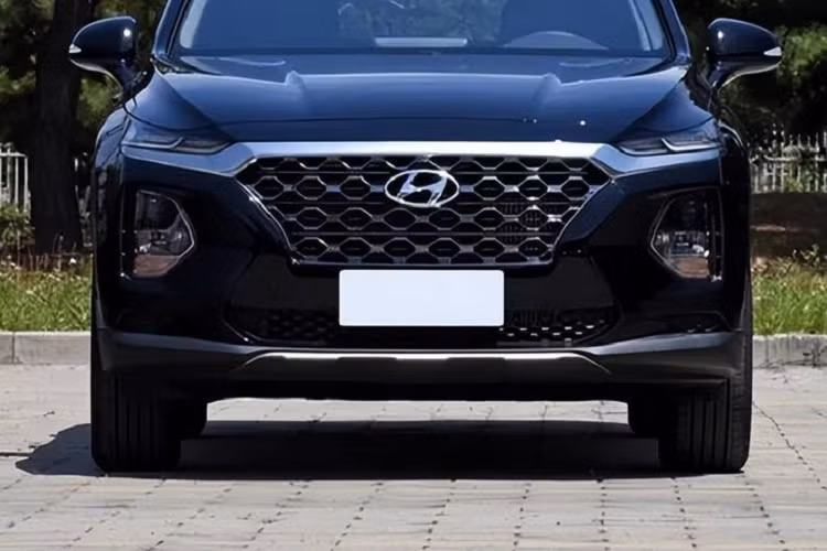 Nhờ chiều dài 4.930 mm, chiều rộng 1.910 mm, chiều cao 1.720 mm và chiều dài cơ sở 2.865 mm, Hyundai SantaFe mang đến không gian nội thất 6 chỗ rộng rãi cho người dùng. Hai bên màn hình này vẫn là đồng hồ analogue, thua kém cả những mẫu xe có tầm giá 100.000 Nhân dân tệ (khoảng 350 triệu đồng) tại Trung Quốc. Trang bị này đã làm giảm cảm giác công nghệ cao cho nội thất - yếu tố quan trọng với khách hàng Trung Quốc khi mua xe.