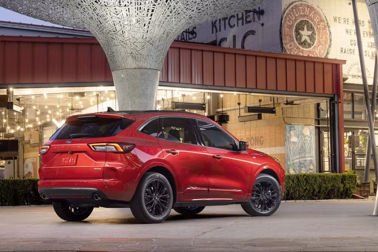 Bên trong Ford Escape 2023 là không gian nội thất màu đen Ebony ở bản tiêu chuẩn. Trong khi đó, bản Active, Platinum và PHEV sẽ được trang bị nội thất màu đen phối ghi Space Grey. Bản ST-Line đi kèm nội thất bọc da màu đen Ebony nhưng phối thêm chỉ màu đỏ trên ghế, vô lăng, tapi cửa, thảm sàn và bệ tì tay trung tâm.