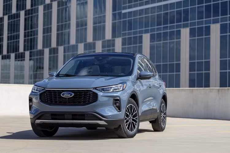 Trong khi đó, ở thị trường nước ngoài, Ford Escape 2023 mới đã được bổ sung phiên bản mới. Vì là phiên bản nâng cấp giữa vòng đời nên mẫu SUV này thay đổi đáng kể về thiết kế và trang bị. Ở thị trường Mỹ, Ford Escape 2023 được chia thành 5 phiên bản, bao gồm Tiêu chuẩn, Active, Platinum, ST-Line và PHEV. Riêng ST-Line lại được chia thành 3 bản trang bị là ST-Line, ST-Line Select và ST-Line Elite.