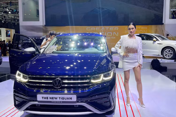 Dấu ấn đổi mới ấn tượng nằm ở biểu tượng chữ C viền đen mạnh mẽ tại cản trước. Mâm xe 18 inch đi cùng với Lốp xe Pirelli phù hợp với đa dạng địa hình. Tại thị trường Việt Nam, mẫu xe SUV Volkswagen Tiguan 2022 có 8 màu sắc Trắng Pure, Trắng Pearl, Xanh Metallic, Xanh Petrol Metallic, Đen Pearlescent Metallic, Đỏ King Metallic, Xám Platinum Metallic, Bạc Pyrite Metallic.