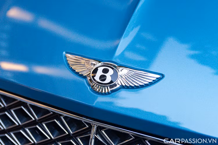 Phần đuôi xe không có khác biệt nhiều phiên bản tiêu chuẩn như cụm đèn hậu LED hình oval, logo ‘Bentley’ đặt phía chính giữa. Vì là phiên bản V8 nên hệ thống ống xả của chiếc xe là loại ống xả kép đặt đối xứng hai bên thay vì hình oval như trên phiên bản dùng động cơ W12.