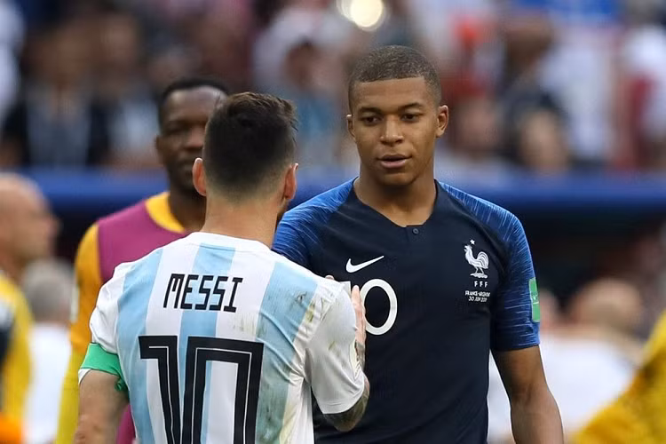 Kết thúc trận đấu, Messi và các đồng đội đã đăng quang tại World Cup 2022 sau khi đánh bại “những chú gà trống Gô-loa” bằng loạt sút luân lưu nghẹt thở. Với tầm ảnh hưởng và sự xuất sắc của mình, cả Mbappe và Messi đều là những cái tên có mức thu nhập cao nhất nhì giới cầu thủ.