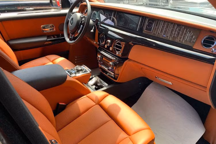 Nội thất xe siêu sang Rolls-Royce Phantom thế hệ thứ 8 được làm mới với điểm nhấn chính là chi tiết mang tên gọi The Gallery xuất hiện ở bảng táp-lô có thể được cá nhân hóa từ sơn dầu, gốm sứ, dùng lụa, lông vũ tạo hình hay thậm chí in 3D dát vàng,...