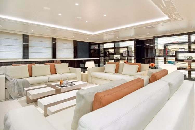 Thiết kế nội thất của siêu du thuyền còn được nghệ thuật hóa nhằm tôn lên vẻ đẹp tự nhiên, điển hình như mỗi một vách ngăn trong phòng ngủ đều là một bức tranh. Cách bày bố và trang trí nội thất thuyền được thiết kế sao cho thật tương xứng với tên gọi của nó, “một chú chim đang sải cánh bay lượn trên bầu trời”.