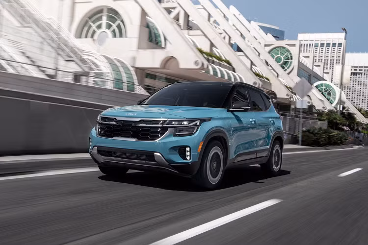 Dự kiến, Kia Seltos 2023 bán ra Mỹ vào nửa đầu năm sau. Tại thị trường Việt Nam, KIA Seltos ra mắt lần đầu vào năm 2020, hiện xe được bán với 4 phiên bản có giá từ 639 - 759 triệu đồng. Đây là một trong những mẫu xe có doanh số đứng đầu phân khúc SUV đô thị khi đã ghi nhận tổng doanh số 10.923 chiếc trong 10 tháng qua.