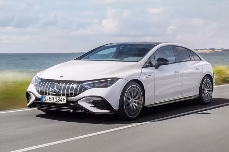 Nếu chi thêm tiền, khách hàng có thể trang bị gói AMG Dynamic Plus Package cho chiếc Mercedes-AMG EQE 53 4MATIC+ 2023 của mình. Gói này giúp xe đạt công suất tối đa 677 mã lực và mô-men xoắn cực đại 1.000 Nm. Nhờ đó, Mercedes-AMG EQE 53 4MATIC+ 2023 có thể tăng tốc từ 0-100 km/h trong 3,3 giây và đạt vận tốc tối đa 240 km/h.