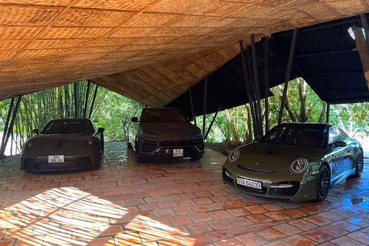 Trong garage xuất hiện lần này chỉ có đúng 4 chiếc xe đến từ thương hiệu Porsche, gồm: 2 chiếc xe đua đường phố Porsche 911 GT3 thế hệ mới nhất mang tên gọi 992 với xe màu trắng dùng số tự động còn xe màu xanh bộ đội là số sàn.
