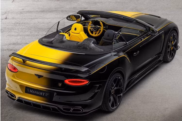 Bộ body kit bao gồm các chi tiết mới như phần cản trước, lưới tản nhiệt có các thanh ngang thưa và dày hơn, bộ líp độ carbon mảnh hơn cùng cánh gió nhỏ phía sau. Bên cạnh đó, hai bên hông xe cũng được ốp các tấm trang trí cách điệu.