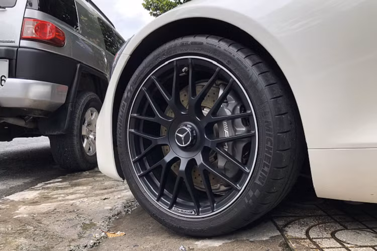 Chiếc Mercedes-AMG GT Roadster độc nhất Việt Nam này từng mang biển số Hà Nội nhưng khi về tay đại gia 8X ở trong Nam đã nhanh chóng được đổi biển số 51, dàn siêu xe và xe thể thao của doanh nhân này đều mang biển Sài thành.