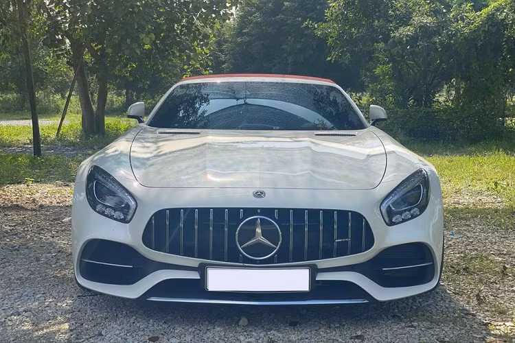Với hơn 55 chiếc siêu xe và xe thể thao đủ chủng loại chưa bao gồm vài xe đang nằm ở showroom để chờ ra biển số, doanh nhân 8X kinh doanh lĩnh vực bất động sản ở TP HCM mới bổ sung vào garage chiếc xe thể thao mui trần hạng sang là Mercedes-AMG GT Roadster độc nhất Việt Nam.