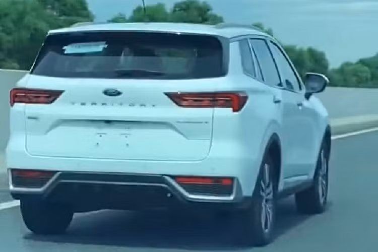 Từ năm 2020, tin đồn về việc Ford Territory về Việt Nam thay cho Escape đã được lan truyền. Tuy nhiên, sau gần 2 năm, tin đồn này mới sắp trở thành sự thật khi người ta bắt gặp Ford Territory 2022 chạy thử trên đường cao tốc tại Việt Nam. Đúng như tin đồn, Territory tại Việt Nam chính là mẫu xe Equator Sport hiện đang được bán tại Trung Quốc.