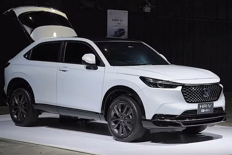 Ngoài ra, xe còn có tính năng ra lệnh bằng giọng nói thông qua Android Auto hoặc Siri, 8 loa, cửa hậu chỉnh điện rảnh tay với cảm biến đá cốp, gương chiếu hậu đóng mở và tự động nghiêng xuống khi lùi, hệ thống điều hòa tự động, hệ thống lọc không khí, đèn LED đọc sách bật/tắt bằng cảm ứng,…