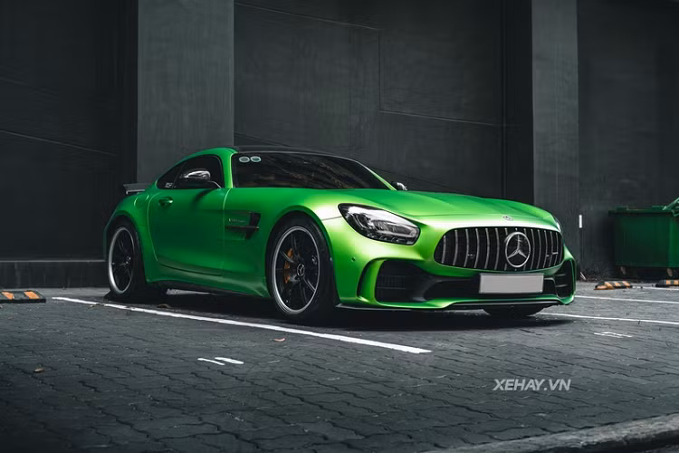 Chiếc Mercedes-AMG GT R tại Việt Nam này sở hữu màu sơn xanh lá AMG Green Hell Magno, tùy chọn sơn này được lấy cảm hứng từ đường đua Nurburgring với hai rừng cây xanh mát hai bên đường, biệt danh của đường đua này là “Green Hell” (Địa ngục xanh). Xe được nhập khẩu về nước theo diện chính hãng.