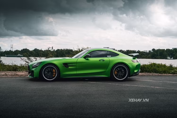 Được biết, chiếc Mercedes-AMG GT R thứ 2 của Việt Nam đã có chủ nhân và đang được một nhà độ xe trong nước thực hiện một số tinh chỉnh để nâng cấp hiệu năng giúp siêu xe thể thao Đức trở nên mạnh mẽ hơn nữa. Giá xe Mercedes-AMG GT R chính hãng từ 11,6 tỷ đồng.